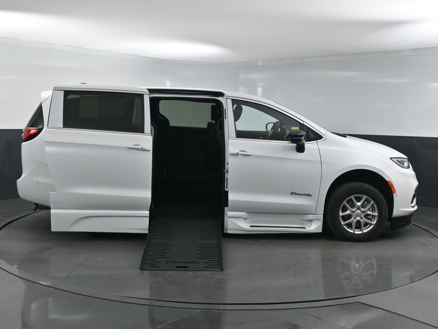 New 2025 Chrysler Pacifica Select Safety - BraunAbility Side Entry Entry Fold Out Automatic Ramp