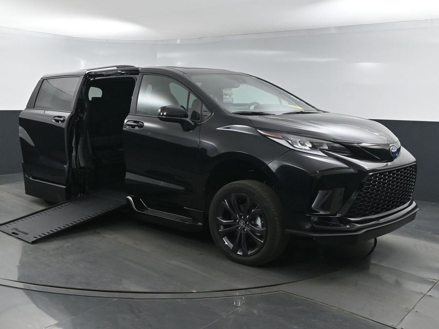 New 2025 Toyota Sienna Hybrid XSE Sport - BraunAbility Side Entry Entry In Floor Automatic Ramp