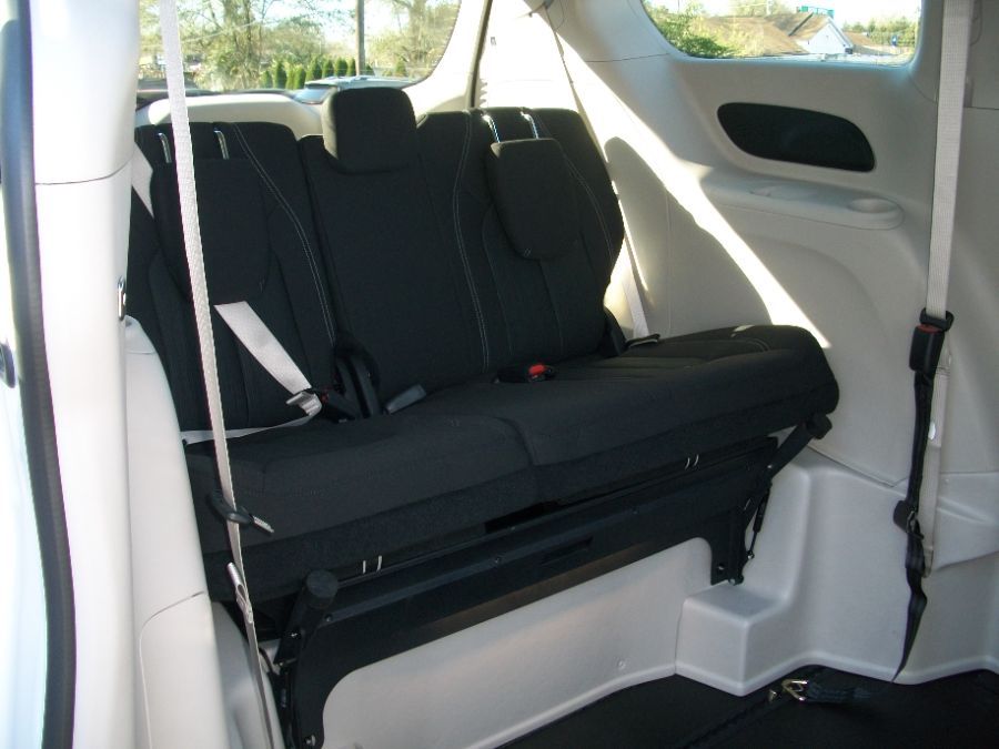 White Chrysler Voyager image number 2