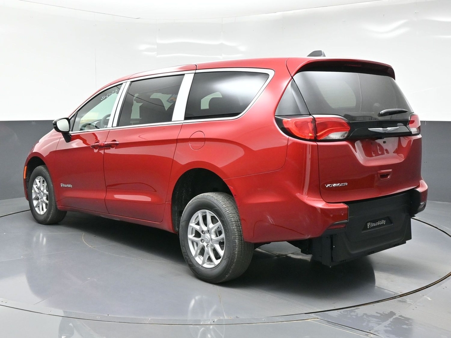 Red Chrysler Voyager image number 3