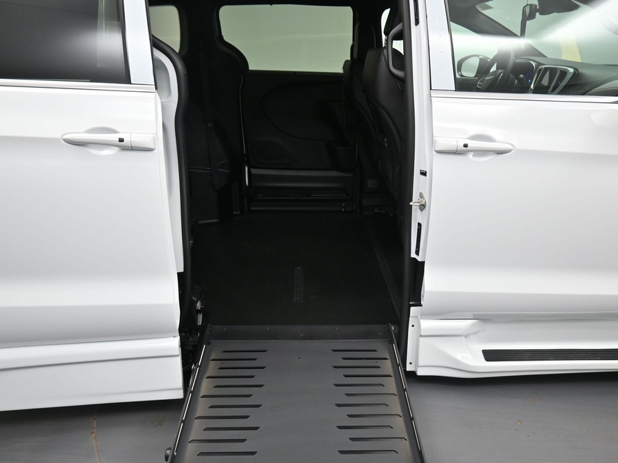 New 2026 Chrysler Pacifica Select Safety - BraunAbility Side Entry Entry Fold Out Automatic Ramp