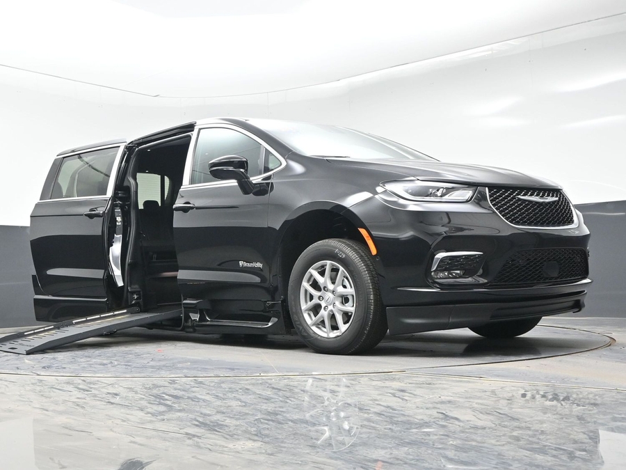 Black Chrysler Pacifica image number 21