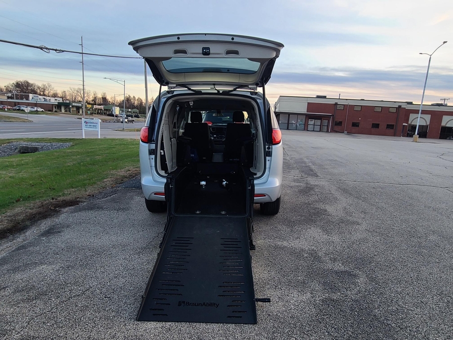 Used 2019 Dodge Grand Caravan SE - ATS Rear Entry Entry Fold Out Manual Ramp