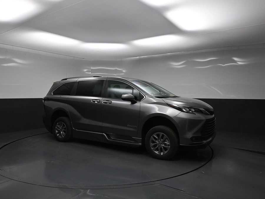 New 2026 Toyota Sienna Hybrid XLE Base - BraunAbility Side Entry Entry Fold Out Automatic Ramp