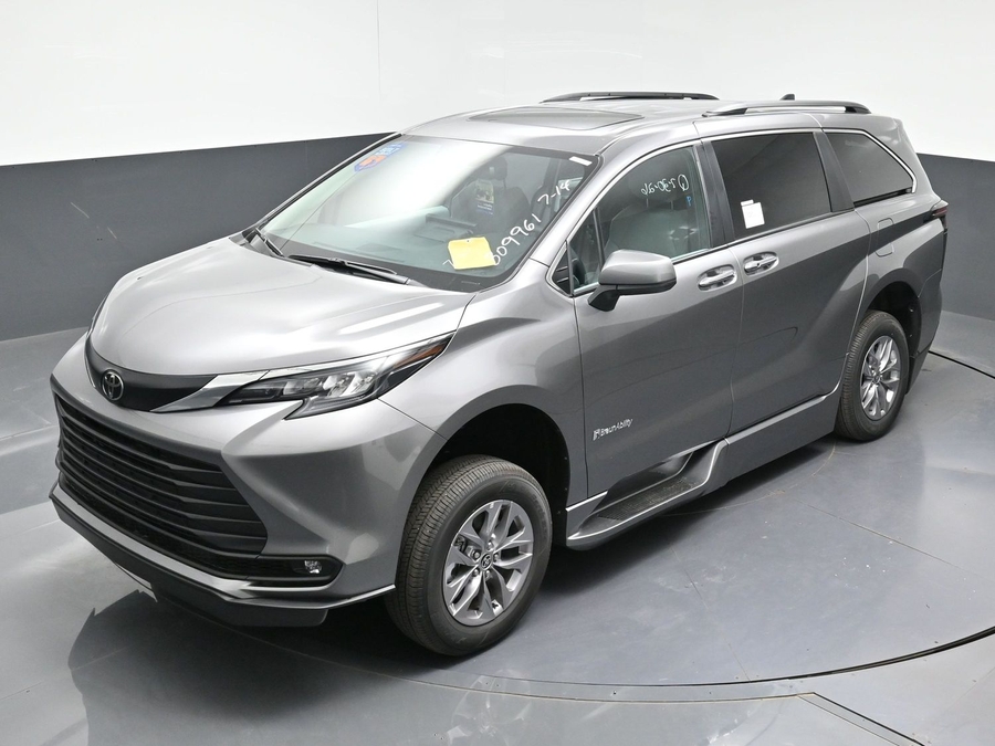 2026 Toyota Sienna XLE - Photo 19
