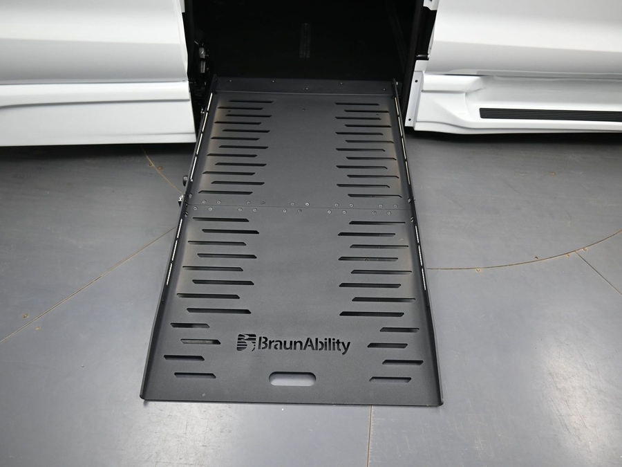 New 2026 Chrysler Pacifica Select Safety - BraunAbility Side Entry Entry Fold Out Automatic Ramp