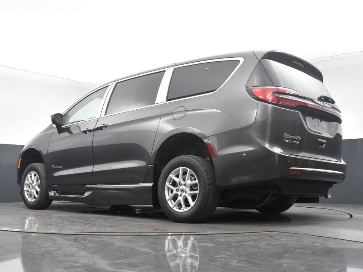 Grey Chrysler Pacifica image number 23