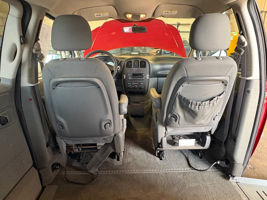  Dodge Grand Caravan image number 4