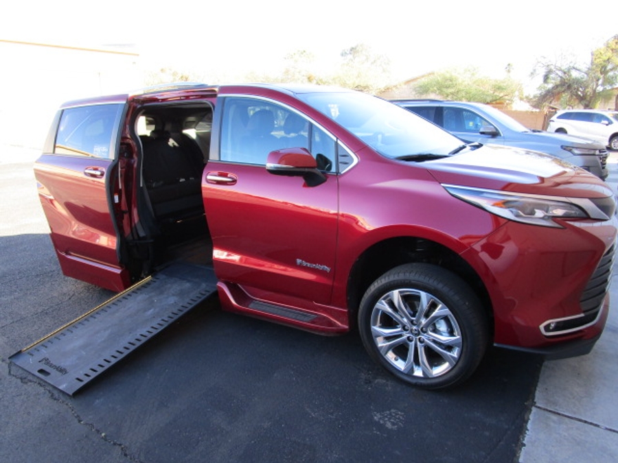 Used 2022 Toyota Sienna Hybrid Platinum - BraunAbility Side Entry Entry In Floor Automatic Ramp