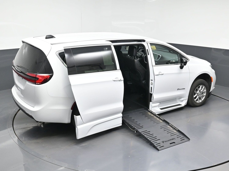 White Chrysler Pacifica image number 25