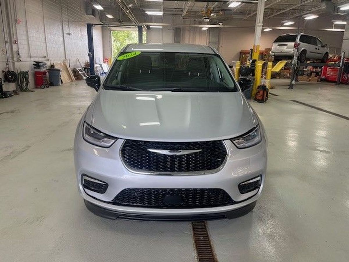 Silver Chrysler Pacifica image number 1