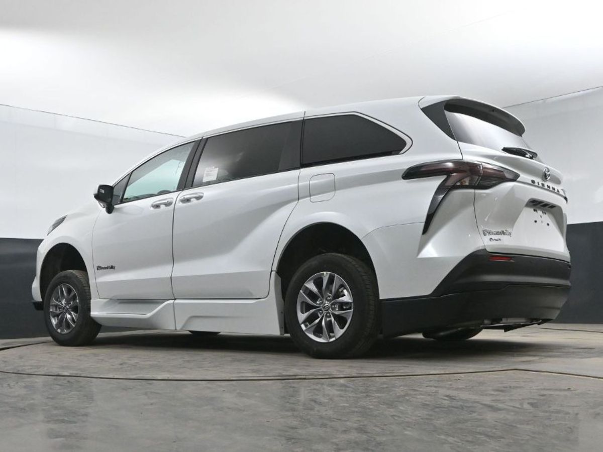 White Toyota Sienna image number 9