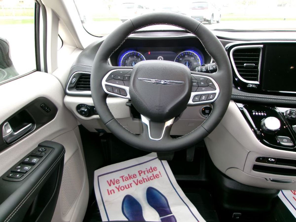 Silver Chrysler Pacifica image number 4