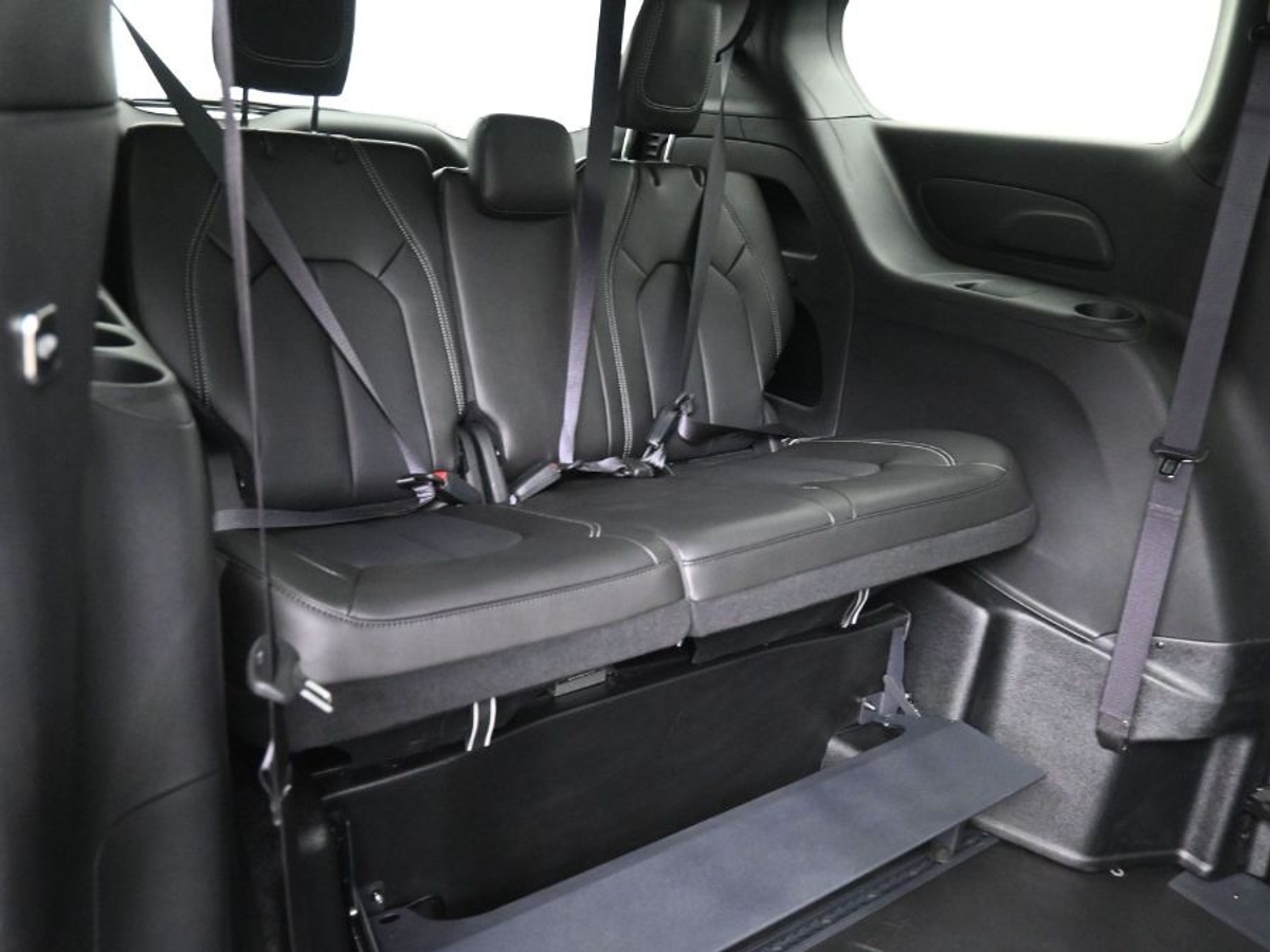 Black Chrysler Pacifica image number 9