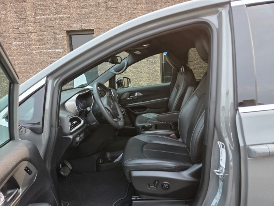 White Chrysler Voyager image number 2