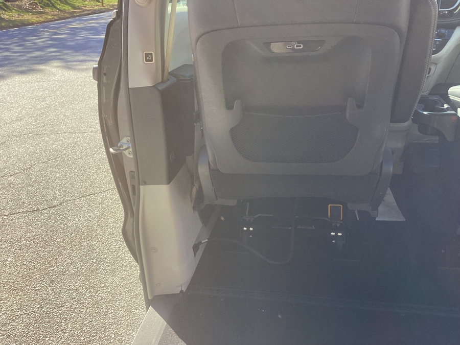 Grey Chrysler Pacifica image number 11