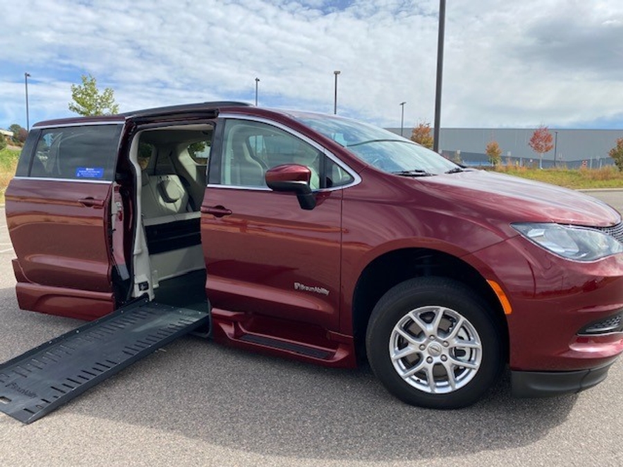Used 2021 Chrysler Voyager LXi - BraunAbility Side Entry Entry Fold Out Automatic Ramp