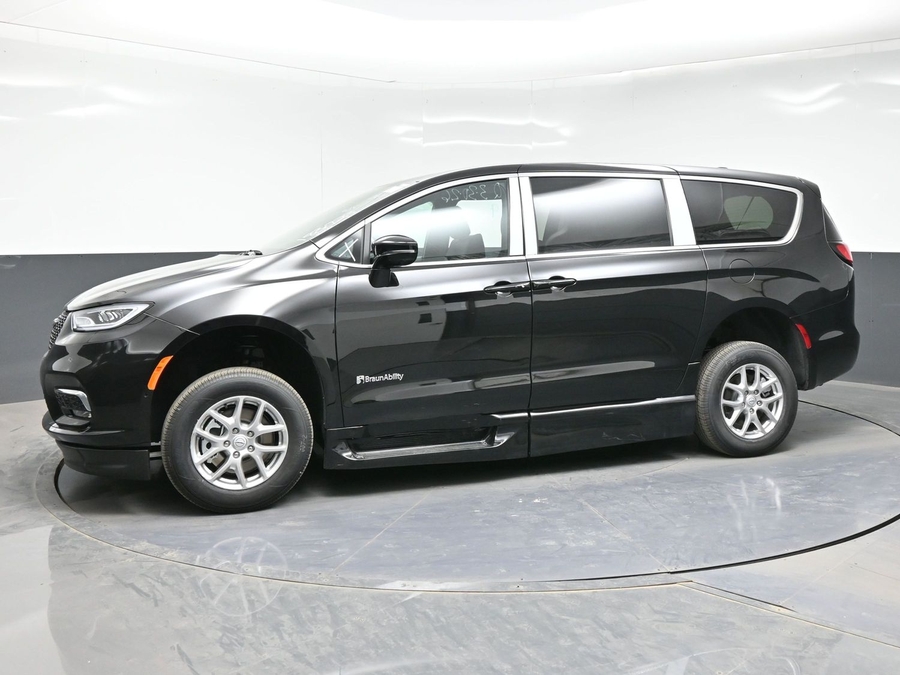 Black Chrysler Pacifica image number 11