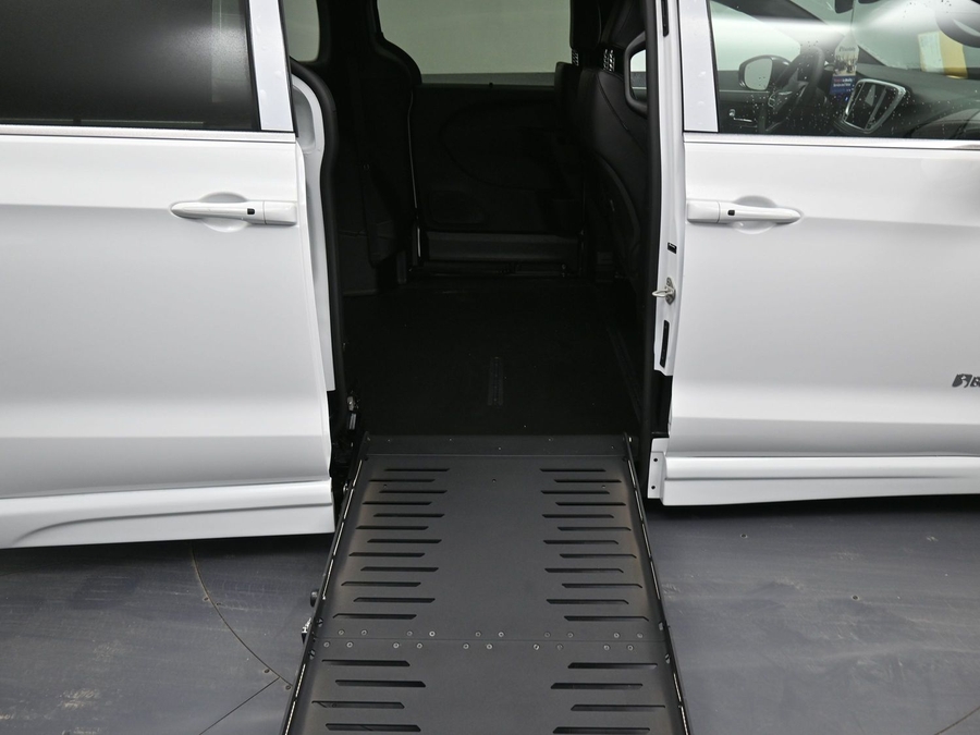 White Chrysler Pacifica image number 11