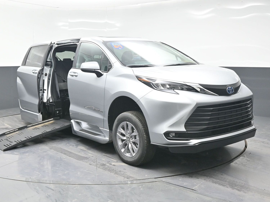 2025 Toyota Sienna XLE's photo