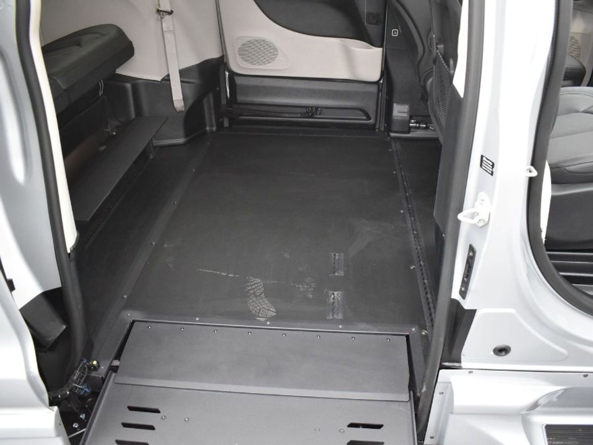 Silver Chrysler Pacifica image number 5