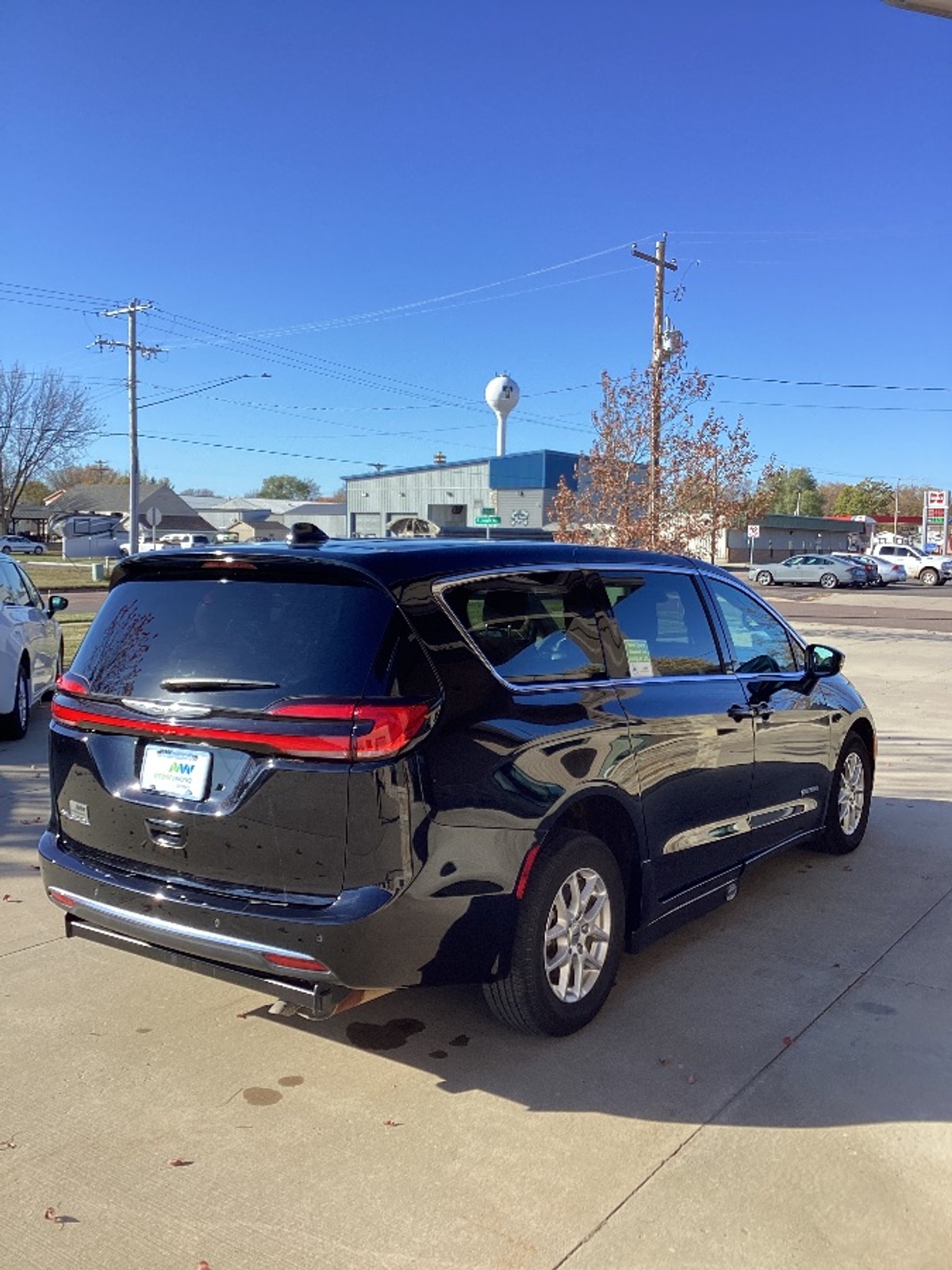 Black Chrysler Pacifica image number 8