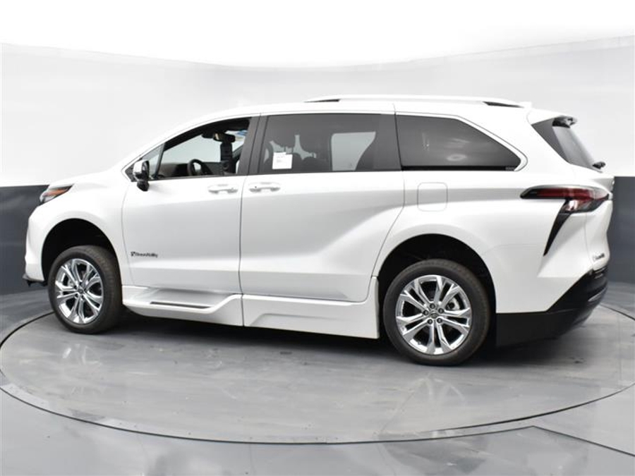 New 2025 Toyota Sienna Hybrid Platinum - BraunAbility Side Entry Entry Fold Out Automatic Ramp