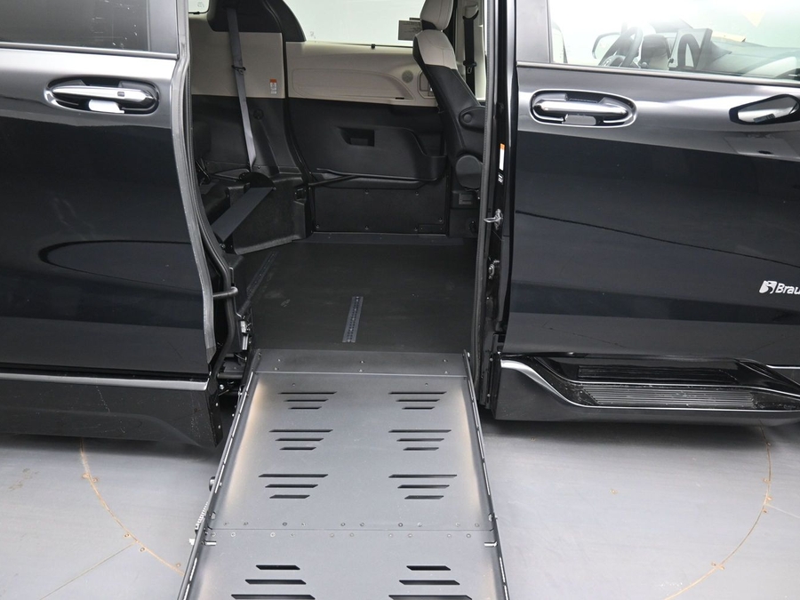 New 2026 Toyota Sienna Hybrid Limited - BraunAbility Side Entry Fold Out Automatic Ramp