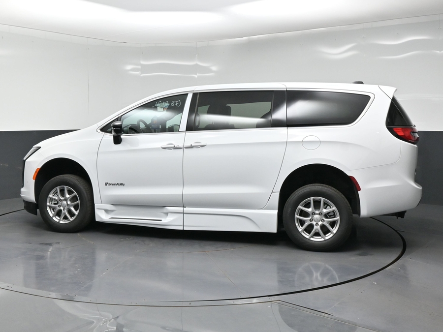 New 2027 Chrysler Pacifica Select Safety - BraunAbility Side Entry Fold Out Automatic Ramp