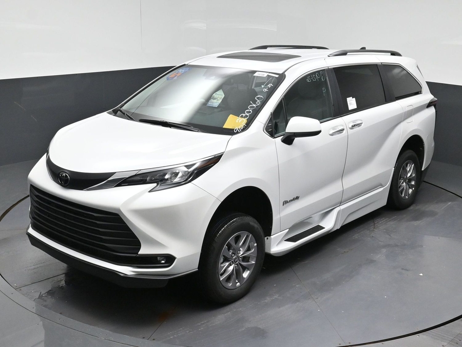 White Toyota Sienna image number 23