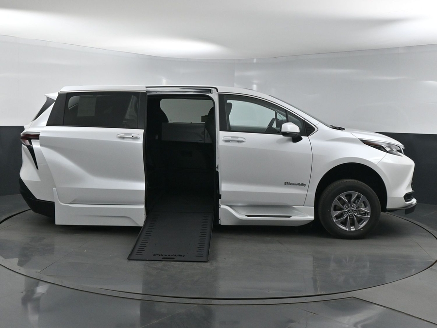 New 2025 Toyota Sienna Hybrid XLE Base - BraunAbility Side Entry Entry In Floor Automatic Ramp