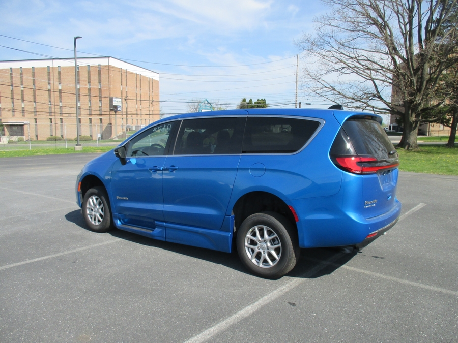 Blue Chrysler Pacifica image number 3