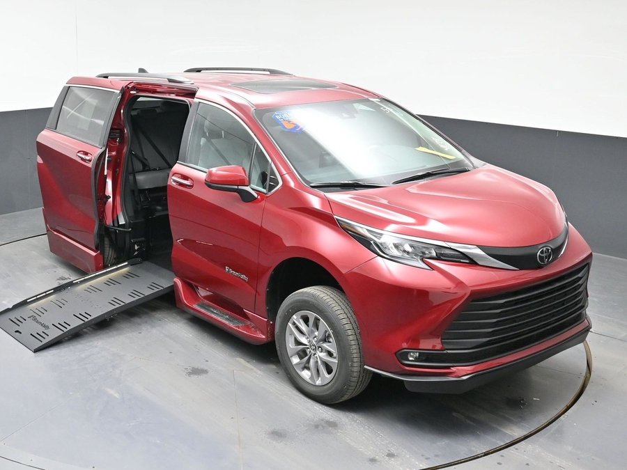 Red Toyota Sienna image number 19