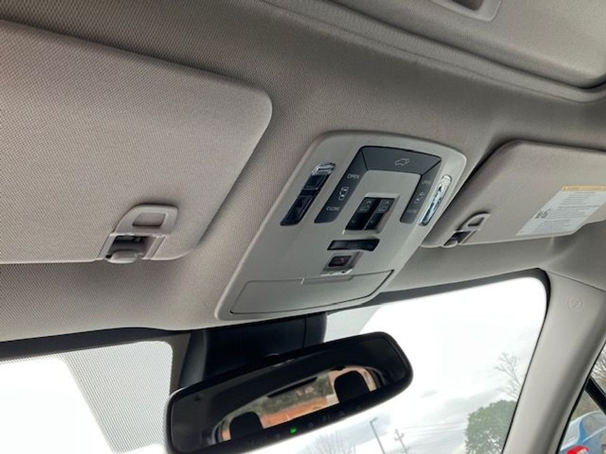 White Toyota Sienna image number 27