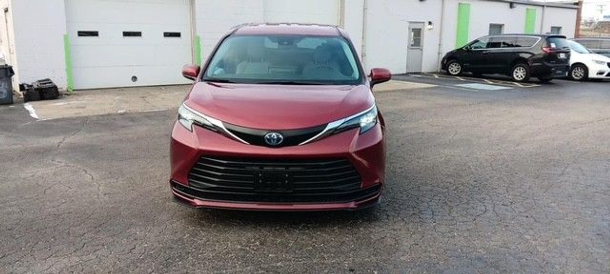 Red Toyota Sienna image number 4