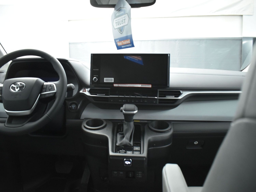 New 2026 Toyota Sienna Hybrid XLE Base - BraunAbility Side Entry Entry Fold Out Automatic Ramp