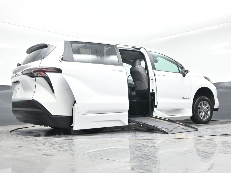 New 2026 Toyota Sienna Hybrid LE - BraunAbility Side Entry Entry Fold Out Automatic Ramp