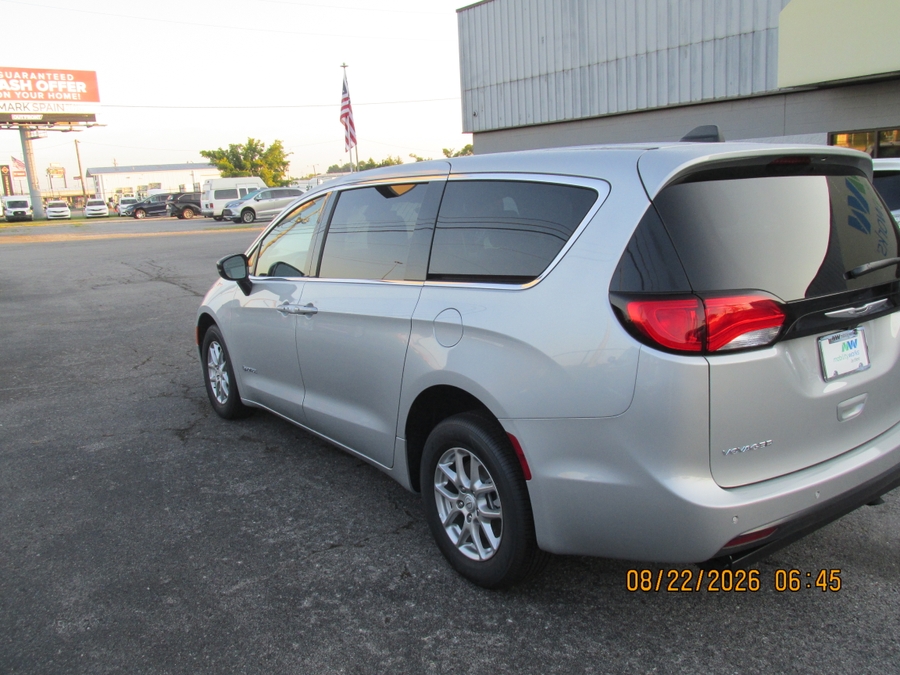 Silver Chrysler Voyager image number 7