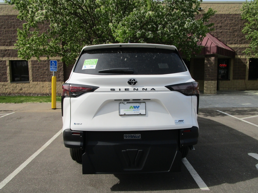 White Toyota Sienna image number 1