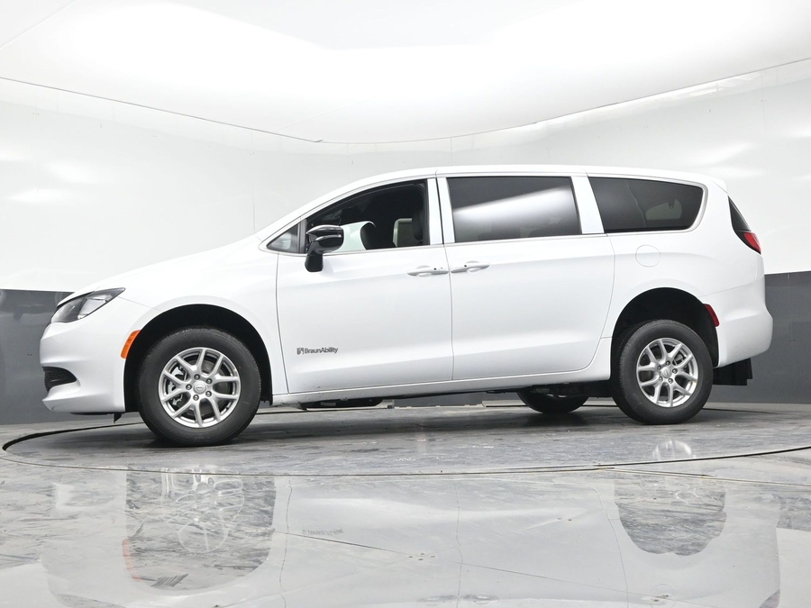 White Chrysler Voyager image number 18