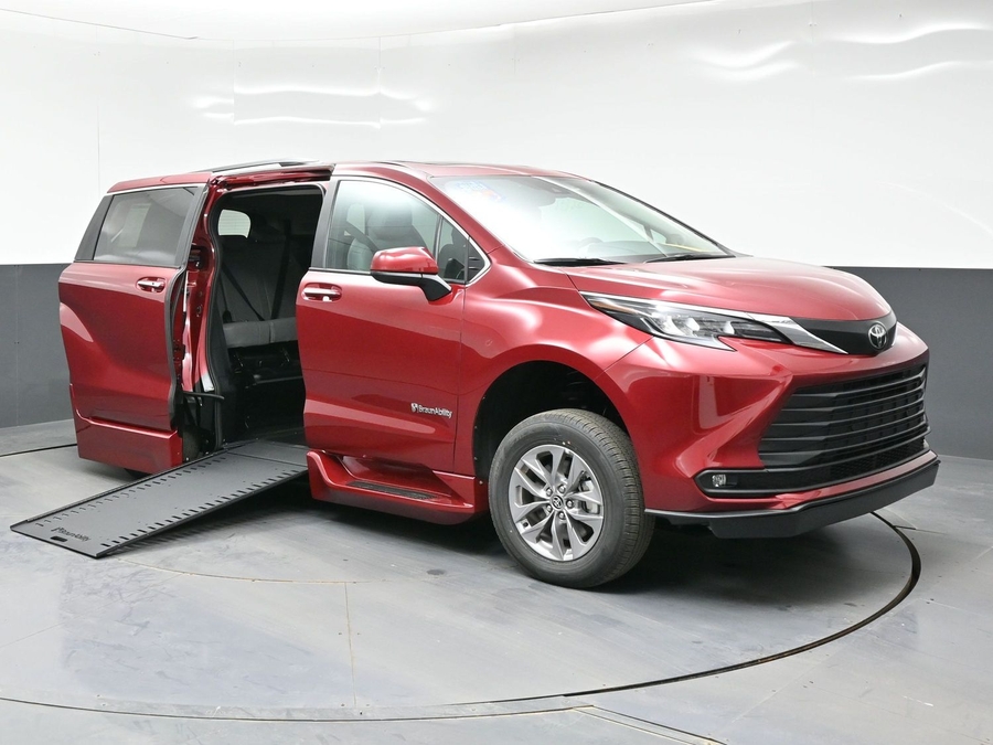 New 2026 Toyota Sienna Hybrid XLE Add - BraunAbility Side Entry Entry In Floor Automatic Ramp