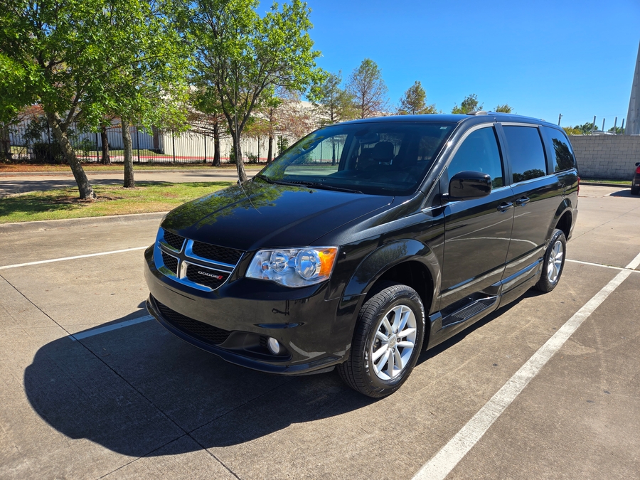 Used 2020 Dodge Grand Caravan SXT - BraunAbility Side Entry Fold Out Automatic Ramp