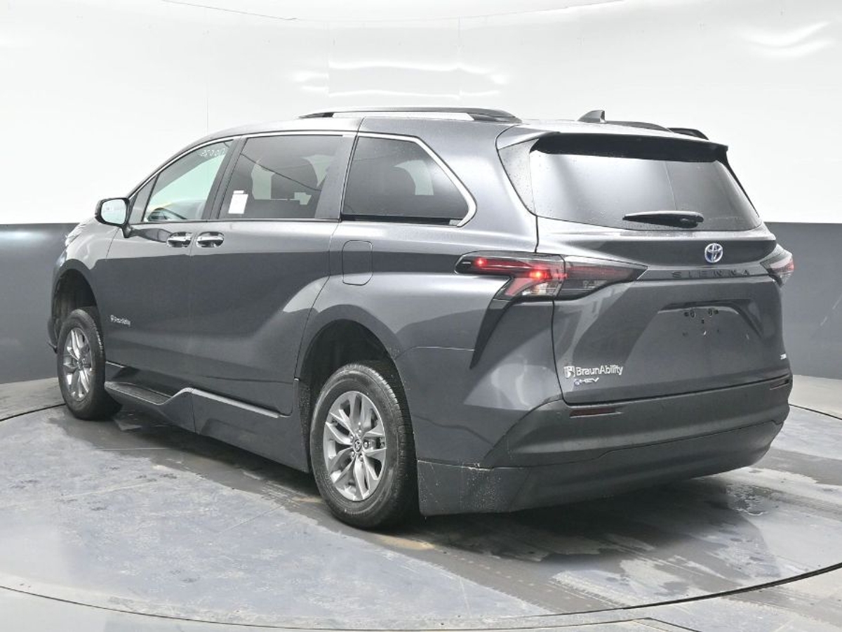 Grey Toyota Sienna image number 1