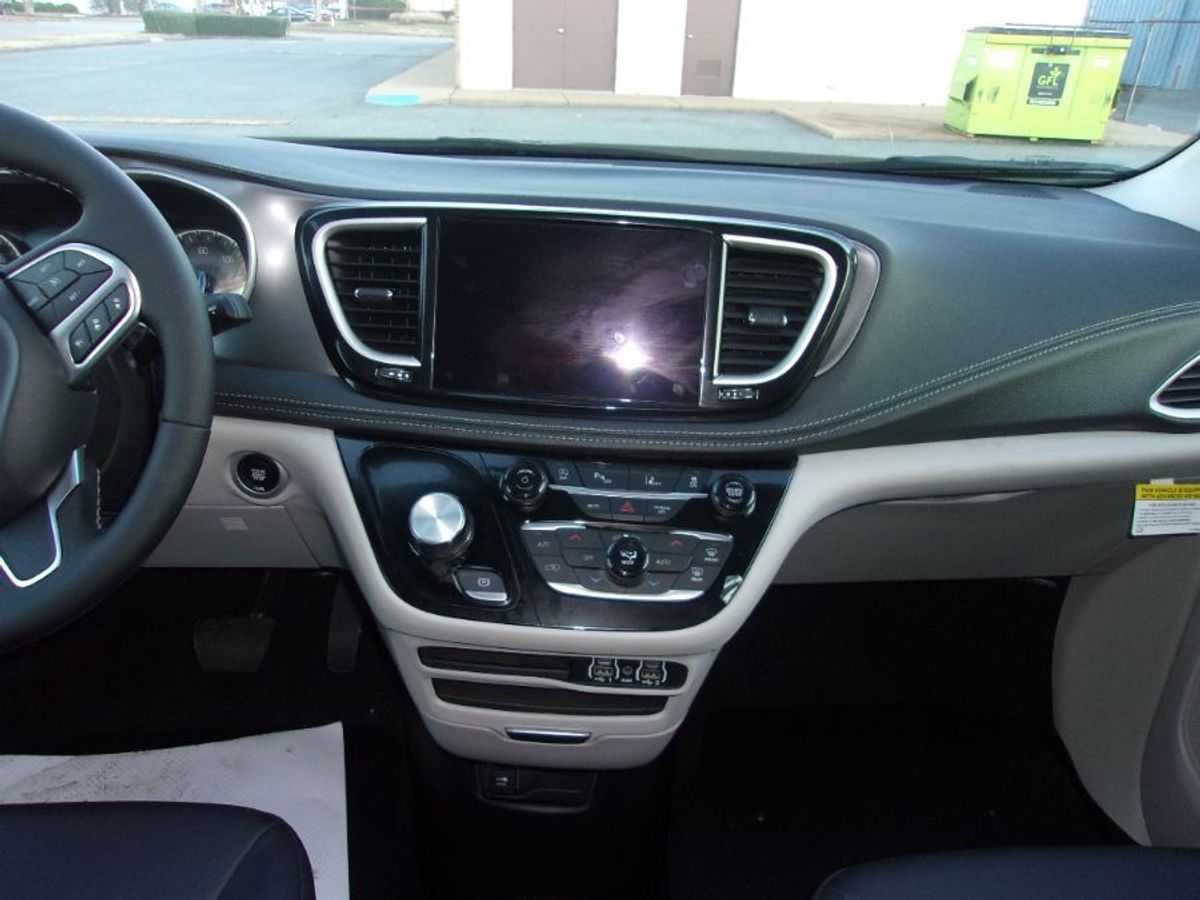 Grey Chrysler Pacifica image number 15