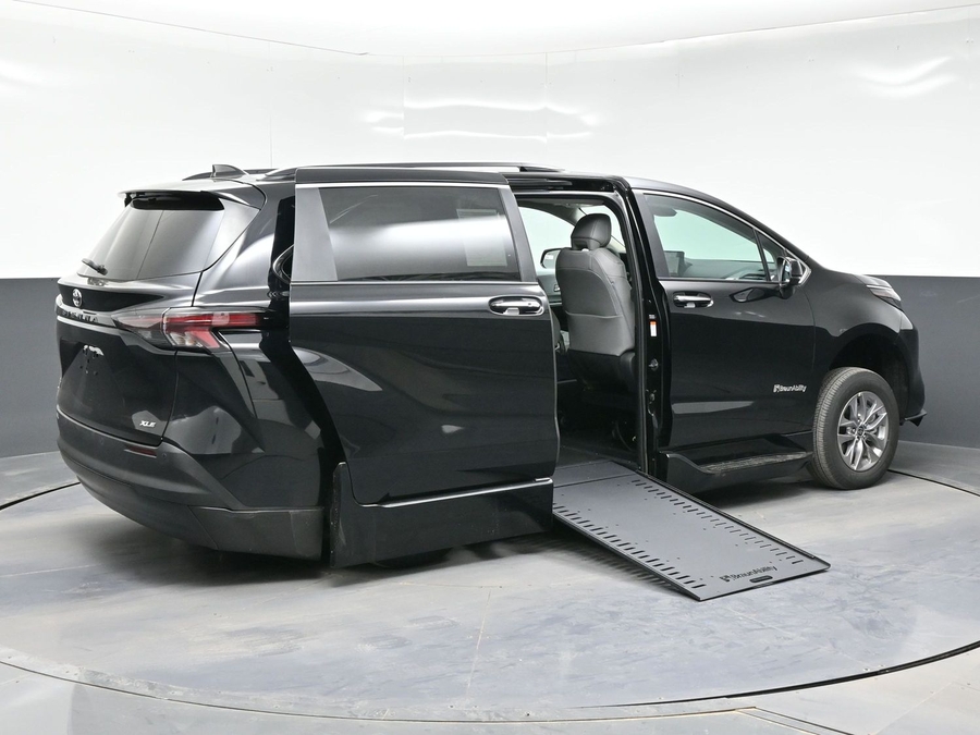 Black Toyota Sienna image number 6