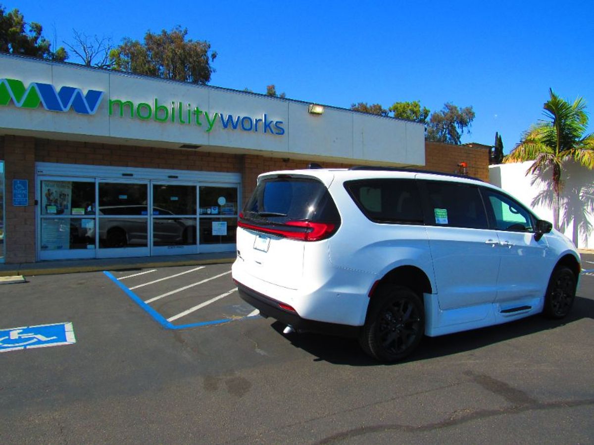 White Chrysler Pacifica image number 5