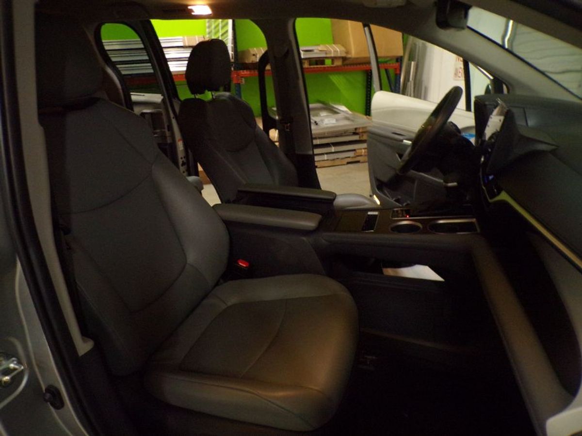 Silver Toyota Sienna image number 9