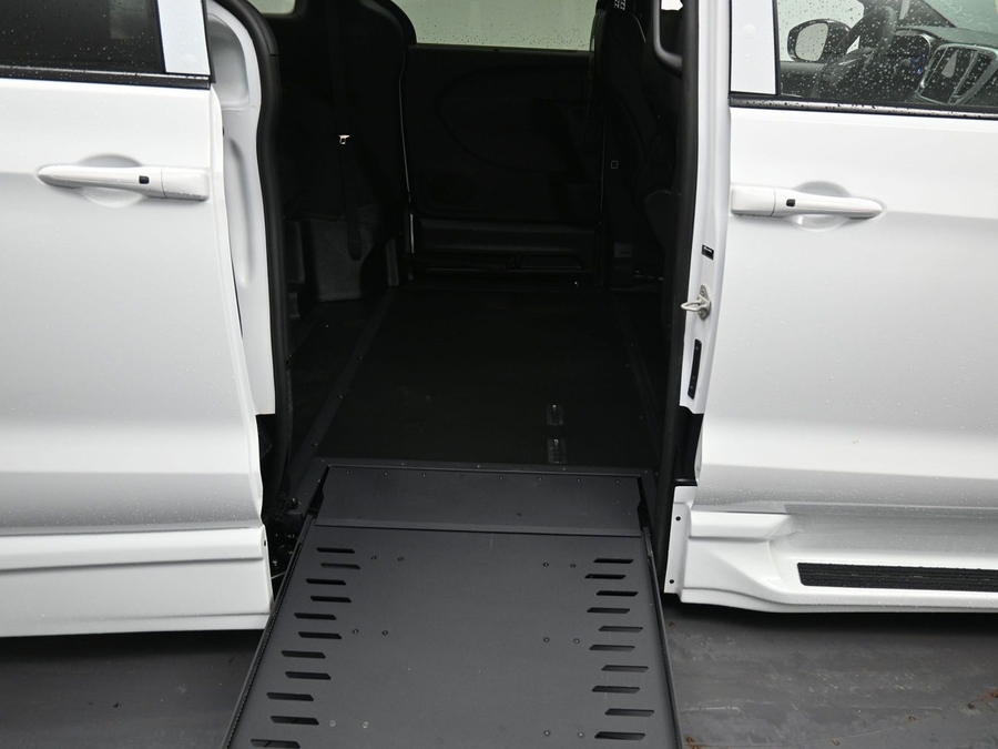 White Chrysler Pacifica image number 10