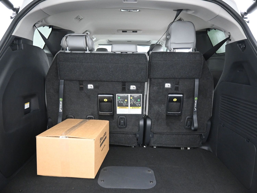 White Toyota Sienna image number 9