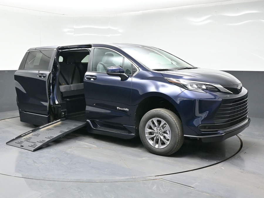 New 2026 Toyota Sienna Hybrid LE - BraunAbility Side Entry Entry Fold Out Automatic Ramp